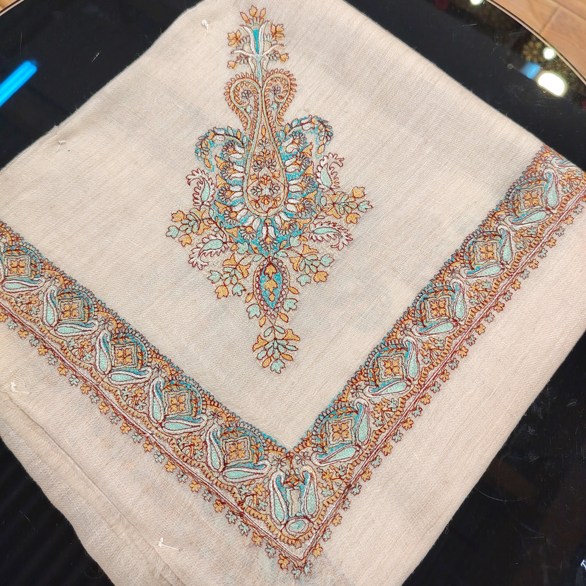 Premium Kashmir Ghutra Shawl – Fine Embroidered Men’s Traditional Headwear
