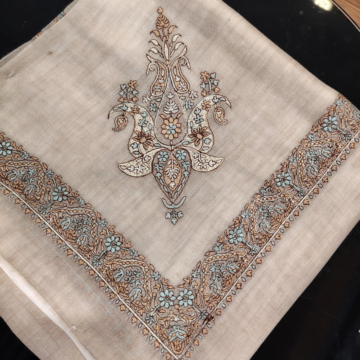 Premium Kashmir Ghutra Shawl – Fine Embroidered Men’s Traditional Headwear