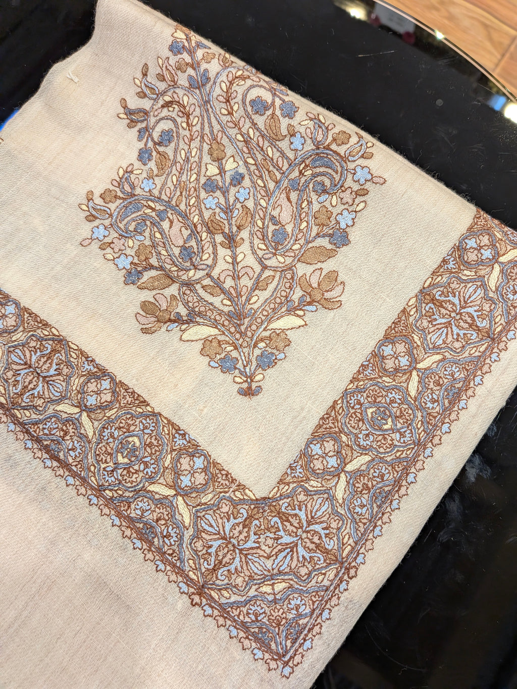 Premium Kashmir Ghutra Shawl – Fine Embroidered Men’s Traditional Headwear