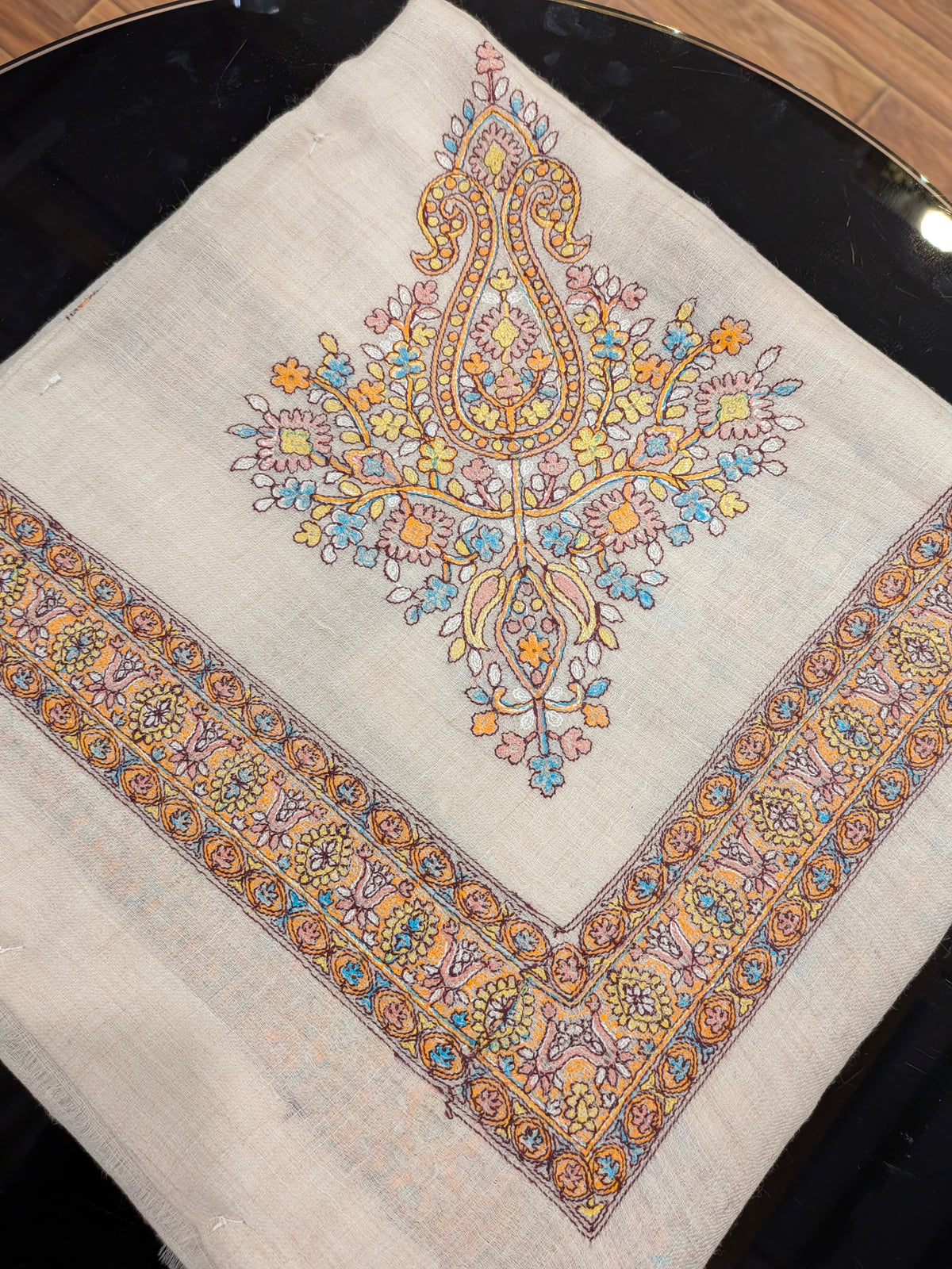 Premium Kashmir Ghutra Shawl – Fine Embroidered Men’s Traditional Headwear