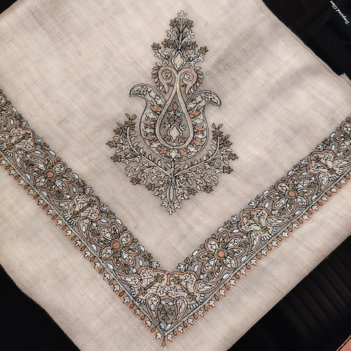 Premium Kashmir Ghutra Shawl – Fine Embroidered Men’s Traditional Headwear
